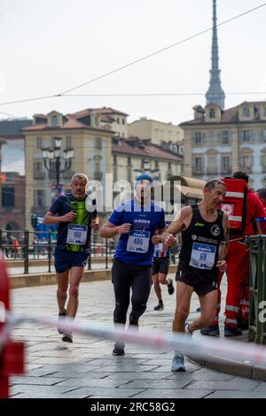 Turin, Italien - 27. März 2022: Teilnehmer am Turin Halbmarathon, der am 27. März 2022 in Turin, der Hauptstadt von Piemont, Italien, stattfand. Stockfoto