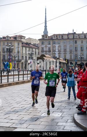 Turin, Italien - 27. März 2022: Teilnehmer am Turin Halbmarathon, der am 27. März 2022 in Turin, der Hauptstadt von Piemont, Italien, stattfand. Stockfoto