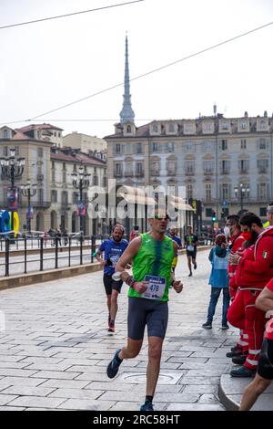 Turin, Italien - 27. März 2022: Teilnehmer am Turin Halbmarathon, der am 27. März 2022 in Turin, der Hauptstadt von Piemont, Italien, stattfand. Stockfoto