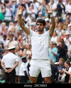 London, Großbritannien. 12. Juli 2023. Der spanische Carlos Alcaraz feiert bei den Wimbledon-Meisterschaften 2023 in London am Mittwoch, den 12. Juli 2023 den Sieg im Viertelfinale seiner Männer gegen den dänischen Holger Rune. Foto: Hugo Philpott/UPI Credit: UPI/Alamy Live News Stockfoto