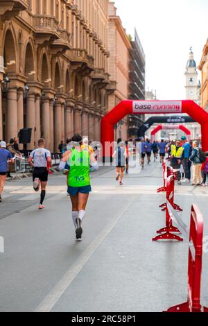 Turin, Italien - 27. März 2022: Teilnehmer am Turin Halbmarathon, der am 27. März 2022 in Turin, der Hauptstadt von Piemont, Italien, stattfand. Stockfoto