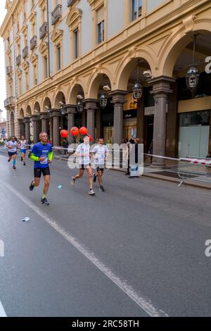 Turin, Italien - 27. März 2022: Teilnehmer am Turin Halbmarathon, der am 27. März 2022 in Turin, der Hauptstadt von Piemont, Italien, stattfand. Stockfoto