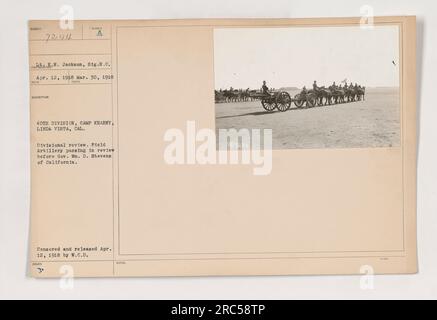 Das Foto zeigt eine Überprüfung der Abteilung, die am 30. März 1918 in Camp Kearny, Linda Vista, Kalifornien, stattfindet. Die Field Artillery wird vor Gouverneur William D. Stevens von Kalifornien überprüft. Das Bild wurde von A.H. Jackson von der 81. Regimentalen Gesellschaft. Es wurde zensiert und am 12. April 1918 von W.C.D. veröffentlicht Stockfoto