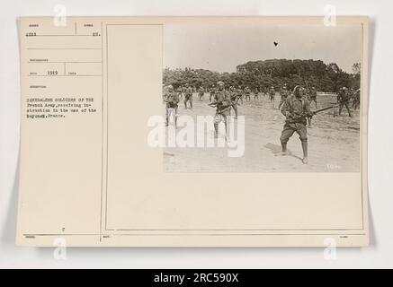 Senegalesische Soldaten der französischen Armee erhalten Unterweisung und Ausbildung im Umgang mit Bajonetten. Dieses Foto wurde 1919 in Isqued, Frankreich, aufgenommen. Stockfoto