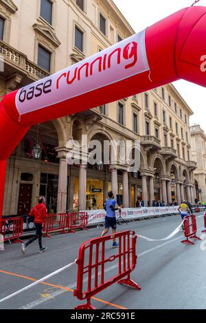 Turin, Italien - 27. März 2022: Teilnehmer am Turin Halbmarathon, der am 27. März 2022 in Turin, der Hauptstadt von Piemont, Italien, stattfand. Stockfoto