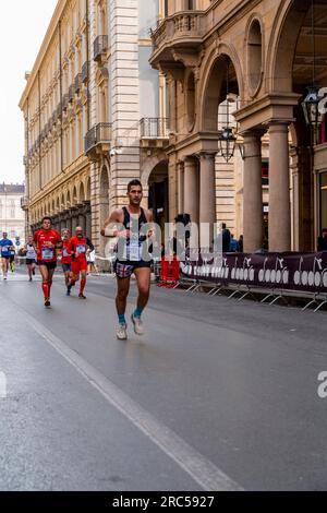 Turin, Italien - 27. März 2022: Teilnehmer am Turin Halbmarathon, der am 27. März 2022 in Turin, der Hauptstadt von Piemont, Italien, stattfand. Stockfoto