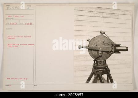 Dieses Bild zeigt eine Standbild- und Kamera, die Sergeant Tyrell, ein Fotograf beim US-Militär im Ersten Weltkrieg, verwendet hat Bei der abgebildeten Kamera handelt es sich um eine Akley-Kamera, die auf der rechten Seite des Bildes zu sehen ist. Es wurde am 28. Februar 1919 aufgenommen und ist Teil der Dokumentation der Aktivitäten des amerikanischen Militärs während des Krieges. Stockfoto