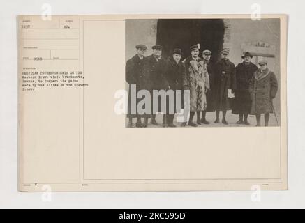 Amerikanische Korrespondenten besuchen während des Ersten Weltkriegs Vitrimonte, Frankreich, um die Gewinne der Alliierten an der Westfront zu untersuchen. Das Foto zeigt die Journalisten, die das vom Krieg zerrüttete Gebiet beobachten und untersuchen. Dieses Bild wurde 1919 von einem unbekannten Fotografen aufgenommen, dem die Nummer 5290 am Tatort zugewiesen wurde. Stockfoto