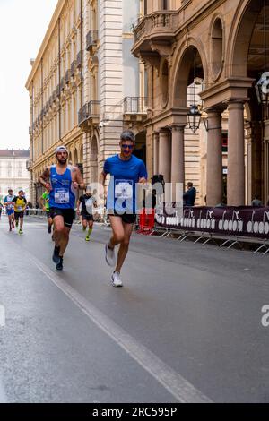 Turin, Italien - 27. März 2022: Teilnehmer am Turin Halbmarathon, der am 27. März 2022 in Turin, der Hauptstadt von Piemont, Italien, stattfand. Stockfoto