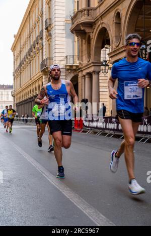Turin, Italien - 27. März 2022: Teilnehmer am Turin Halbmarathon, der am 27. März 2022 in Turin, der Hauptstadt von Piemont, Italien, stattfand. Stockfoto