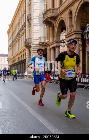 Turin, Italien - 27. März 2022: Teilnehmer am Turin Halbmarathon, der am 27. März 2022 in Turin, der Hauptstadt von Piemont, Italien, stattfand. Stockfoto