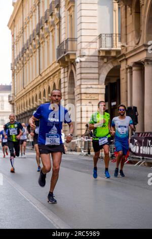 Turin, Italien - 27. März 2022: Teilnehmer am Turin Halbmarathon, der am 27. März 2022 in Turin, der Hauptstadt von Piemont, Italien, stattfand. Stockfoto