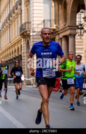 Turin, Italien - 27. März 2022: Teilnehmer am Turin Halbmarathon, der am 27. März 2022 in Turin, der Hauptstadt von Piemont, Italien, stattfand. Stockfoto