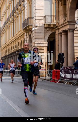 Turin, Italien - 27. März 2022: Teilnehmer am Turin Halbmarathon, der am 27. März 2022 in Turin, der Hauptstadt von Piemont, Italien, stattfand. Stockfoto