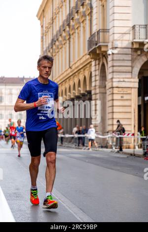 Turin, Italien - 27. März 2022: Teilnehmer am Turin Halbmarathon, der am 27. März 2022 in Turin, der Hauptstadt von Piemont, Italien, stattfand. Stockfoto