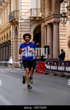 Turin, Italien - 27. März 2022: Teilnehmer am Turin Halbmarathon, der am 27. März 2022 in Turin, der Hauptstadt von Piemont, Italien, stattfand. Stockfoto