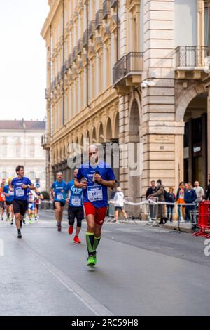 Turin, Italien - 27. März 2022: Teilnehmer am Turin Halbmarathon, der am 27. März 2022 in Turin, der Hauptstadt von Piemont, Italien, stattfand. Stockfoto