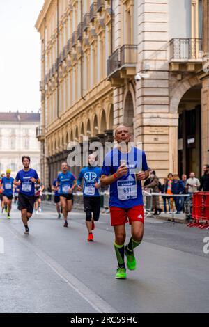 Turin, Italien - 27. März 2022: Teilnehmer am Turin Halbmarathon, der am 27. März 2022 in Turin, der Hauptstadt von Piemont, Italien, stattfand. Stockfoto