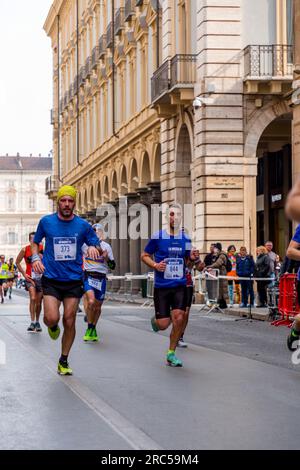 Turin, Italien - 27. März 2022: Teilnehmer am Turin Halbmarathon, der am 27. März 2022 in Turin, der Hauptstadt von Piemont, Italien, stattfand. Stockfoto