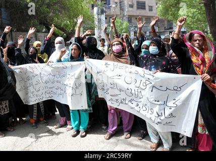 Hyderabad, Pakistan, 12. Juli 2023. Die Bewohner der mir-Fateh-Kolonie Kotri halten am Mittwoch, den 12. Juli 2023, im Presseclub Hyderabad eine Protestdemonstration gegen die große Händigkeit von Polizei und Zubringern. Stockfoto