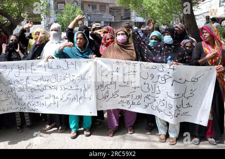 Hyderabad, Pakistan, 12. Juli 2023. Die Bewohner der mir-Fateh-Kolonie Kotri halten am Mittwoch, den 12. Juli 2023, im Presseclub Hyderabad eine Protestdemonstration gegen die große Händigkeit von Polizei und Zubringern. Stockfoto