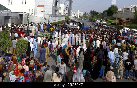 Hyderabad, Pakistan, 12. Juli 2023. Bewohner von Lyari blockieren die Straße, da sie am Mittwoch, den 12. Juli 2023, vor dem K-Electric Hauptquartier in Karatschi Protestdemonstration gegen einen längeren Stromabwurf und eine Überabrechnung halten. Stockfoto