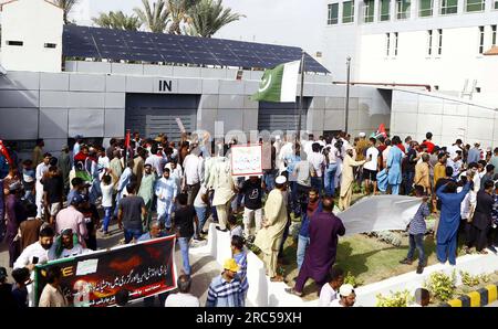 Hyderabad, Pakistan, 12. Juli 2023. Bewohner von Lyari blockieren die Straße, da sie am Mittwoch, den 12. Juli 2023, vor dem K-Electric Hauptquartier in Karatschi Protestdemonstration gegen einen längeren Stromabwurf und eine Überabrechnung halten. Stockfoto