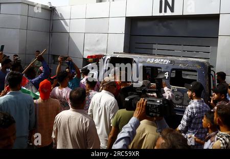 Hyderabad, Pakistan, 12. Juli 2023. Bewohner von Lyari blockieren die Straße, da sie am Mittwoch, den 12. Juli 2023, vor dem K-Electric Hauptquartier in Karatschi Protestdemonstration gegen einen längeren Stromabwurf und eine Überabrechnung halten. Stockfoto
