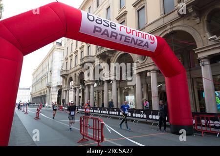 Turin, Italien - 27. März 2022: Teilnehmer am Turin Halbmarathon, der am 27. März 2022 in Turin, der Hauptstadt von Piemont, Italien, stattfand. Stockfoto