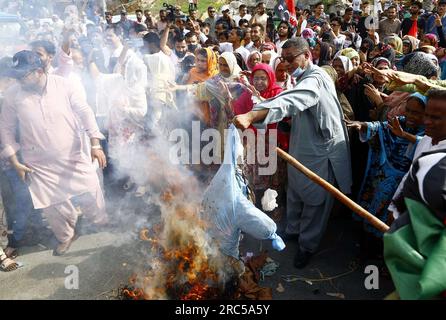 Hyderabad, Pakistan, 12. Juli 2023. Bewohner von Lyari blockieren Straße und verbrennen Statue, während sie Protestdemonstration gegen die längere elektrische Abfuhr und Überabrechnung durch K-Electric vor dem K-Electric Hauptquartier in Karatschi am Mittwoch, den 12. Juli 2023 halten. Stockfoto