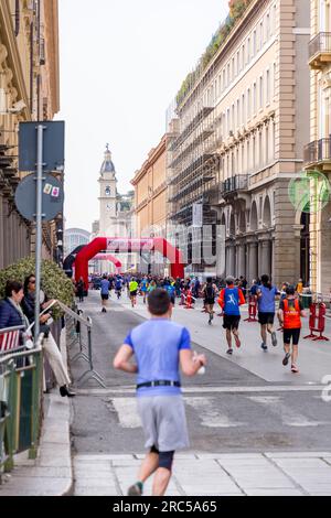 Turin, Italien - 27. März 2022: Teilnehmer am Turin Halbmarathon, der am 27. März 2022 in Turin, der Hauptstadt von Piemont, Italien, stattfand. Stockfoto