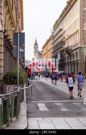 Turin, Italien - 27. März 2022: Teilnehmer am Turin Halbmarathon, der am 27. März 2022 in Turin, der Hauptstadt von Piemont, Italien, stattfand. Stockfoto