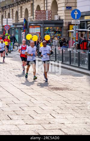 Turin, Italien - 27. März 2022: Teilnehmer am Turin Halbmarathon, der am 27. März 2022 in Turin, der Hauptstadt von Piemont, Italien, stattfand. Stockfoto