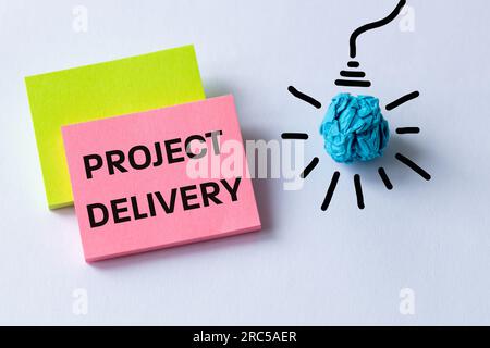 Projektabwicklung, geschrieben auf bunten Karten, Eine zerknitterte Kugel Papier in Form einer Glühbirne, Business Concept Stockfoto