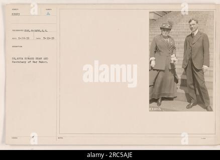 Dr. Anna Howard Shaw und Secretary of war Baker werden auf diesem Foto, aufgenommen am 19. Mai 1919, mit Handschuhen gesehen. Der Fotograf ist Sot. Coombs, die Beschreibungsnummer ist 53503. Diese Details wurden am 24. Mai 1919 aufgezeichnet. Stockfoto