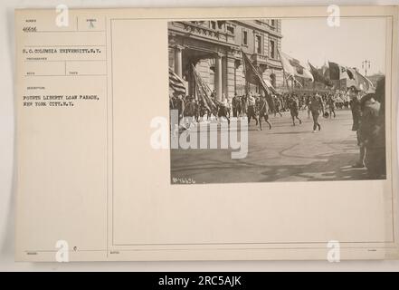 Soldaten marschieren bei der vierten Liberty Loan Parade in New York City. Das Foto wurde vom Fotografen RECO aufgenommen und zeigt Truppen der Columbia University, die an der Parade teilnehmen. Das Bild trägt das Symbol „A“ und die Seriennummer 46656. AMK Dervidor stellt dies als offizielles Foto der Parade fest. Stockfoto