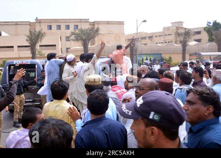 Hyderabad, Pakistan, 12. Juli 2023. Sicherheitsbeamte stellen den Baton-Angriff wieder her, benutzten Wasserkanonen und Verhaftungen, um Demonstranten abzuwehren, während sie sich während der Protestdemonstration der All Sindh Primary Teachers Association for Regularization am Mittwoch, den 12. Juli 2023 in Karatschi auf den Weg zum CM House bewegen. Stockfoto