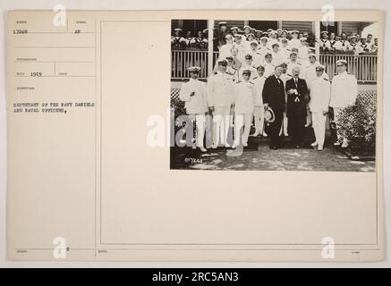 "Foto 1919 aufgenommen, mit Sekretär Daniels und mehreren Marineoffizieren. Das Bild ist Teil der Sammlung 111-SC-17248 mit der Referenznummer 17248. Die Bildunterschrift besagt, dass das Foto die Zusammenarbeit zwischen der Marine und den Marineoffizieren während des 1. Weltkriegs zeigt Weitere Hinweise enthalten das Symbol „18SUED“ und die Abkürzung „AU“. Stockfoto