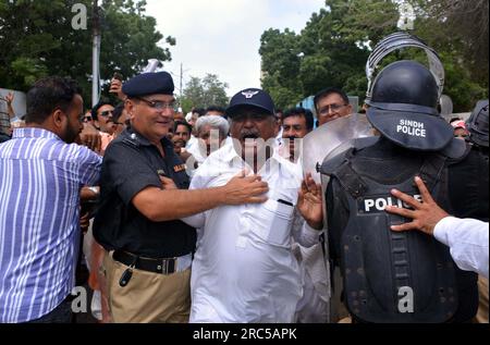 Hyderabad, Pakistan, 12. Juli 2023. Sicherheitsbeamte stellen den Baton-Angriff wieder her, benutzten Wasserkanonen und Verhaftungen, um Demonstranten abzuwehren, während sie sich während der Protestdemonstration der All Sindh Primary Teachers Association for Regularization am Mittwoch, den 12. Juli 2023 in Karatschi auf den Weg zum CM House bewegen. Stockfoto