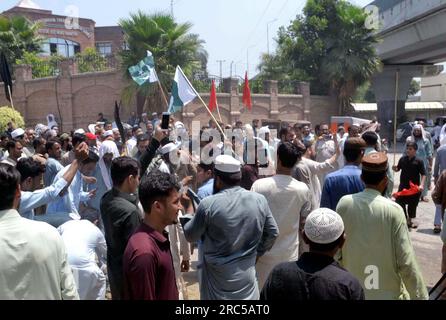 Hyderabad, Pakistan, 12. Juli 2023. Mitglieder der Eisenbahnarbeiter-Gewerkschaft halten Protestdemonstration gegen die Entweihung des Heiligen Korans in Schweden, am Mittwoch, den 12. Juli 2023, im Peshawar Presseclub. Stockfoto