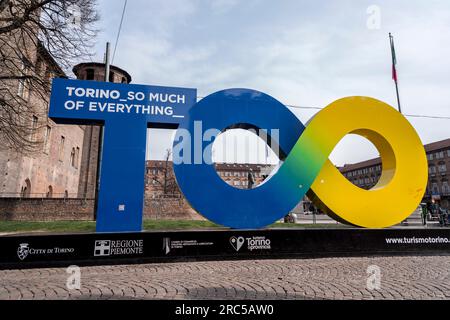 Turin, Italien - 27. März 2022: Statue des Wahrzeichens der Stadt Turin auf der Piazza Castello in Turin, Italien. Stockfoto