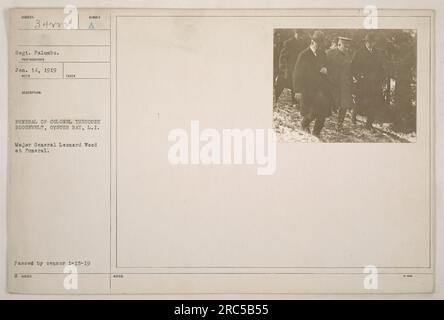 Bild von Major General Leonard Wood bei der Beerdigung von Colonel Theodore Roosevelt in Oyster Bay, L.I. am 14. Januar 1919. Das Foto wurde von Segt gemacht. Palumbo. Sie wurde nach dem Passieren des Zensors am 15. Januar 1919 veröffentlicht. Stockfoto