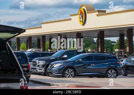 Geschäftiges Reisezentrum von Buc-ee in Warner Robins, Georgia. (USA) Stockfoto