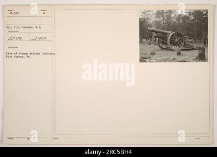 CPL. V.J. Palumbo steht neben einem 8 cm großen britischen Howitzer in Fort Monroe, Virginia. Das Foto wurde am 5. November 1918 aufgenommen. Stockfoto