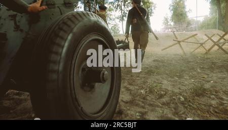 Vorbereitung Auf Die Historische Nachstellung. Eine Gruppe von Re-Enactors, verkleidet als russische Rote Armee Infanterie-Soldaten des Zweiten Weltkriegs, sind Move Sowjet 45mm Stockfoto