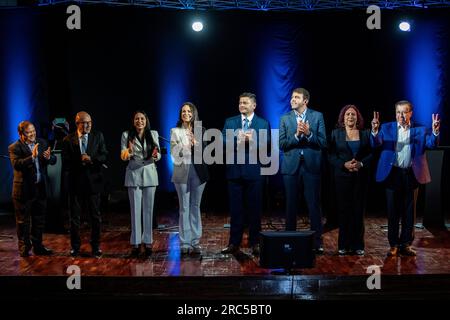 Caracas, Venezuela. 12. Juli 2023. Die Oppositionskandidaten Andres Velazquez (l-r), Carlos Prosperi, Freddy Superlano, Maria Corina Machado, Delsa Solorzano, Andres Caleca, Tamara Adrian und Cesar Perez Vivas nehmen vor den Vorwahlen an einer Debatte an der katholischen Universität Andres Bello (UCAB) Teil. Bei den Vorwahlen am 22. Oktober wird entschieden, welcher Kandidat gegen das derzeitige Staatsoberhaupt Maduro kandidiert. Kredit: Pedro Rances Mattey/dpa/Alamy Live News Stockfoto