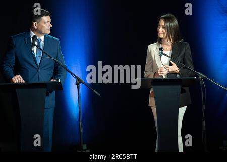 Caracas, Venezuela. 12. Juli 2023. Die Oppositionskandidaten Freddy Superlano (l) und Maria Corina Machado nehmen an einer Debatte in der katholischen Universität Andres Bello (UCAB) Teil. Die Vorwahlen vom 22. Oktober werden entscheiden, welcher Kandidat gegen das derzeitige Staatsoberhaupt Maduro antreten wird. Kredit: Pedro Rances Mattey/dpa/Alamy Live News Stockfoto