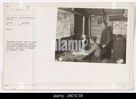 Sergeant J.T. Seabrook aus South Carolina ist auf diesem Foto zu sehen, das am 1. März 1919 aufgenommen wurde. Er wird an der Wetterstation 1 km östlich von Colomby les Belles, Frankreich, gezeigt. Ebenfalls abgebildet sind Private E.L. Keith und Sergeant B.R. Chaos. Auf dem Foto ist Sergeant Seabrook im Telegrafenbüro. Stockfoto