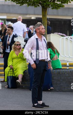 Ascot, Großbritannien. 22. Juni 2023. Ein Rennfahrer blickt nach einem Rennen im Royal Ascot am Gold Cup Day auf eine Brücke. Gold Cup Day, der dritte Tag des Royal Ascot, ist auch bekannt als Ladies' Day seit 1823. Kredit: Mark Kerrison/Alamy Live News Stockfoto