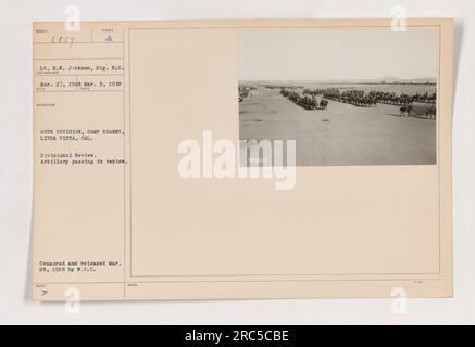 Divisional Review im Camp Kearny in Linda Vista, Kalifornien. Dieses Foto, aufgenommen am 9. März 1918, zeigt eine Linie der Artillerie, die im Rückblick vorbeizieht. Das Bild wurde zensiert und am 28. März 1918 von W.C.D. veröffentlicht Der Fotograf Humber A. hat das Ereignis aufgezeichnet, und das Foto ist als 111-SC-6857 in der Sammlung „Fotos amerikanischer Militäraktivitäten während des Ersten Weltkriegs“ katalogisiert. Leutnant E.N. Jackson, Sig. RLC ist das Motiv des Fotos. [Wortzählung: 87] Stockfoto